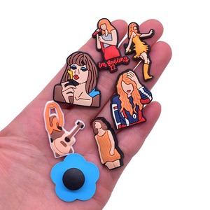 Dijes de PVC suave de moda con diseño de dibujos animados de la cantante estrella <span class=keywords><strong>Taylor</strong></span> <span class=keywords><strong>Swift</strong></span>, para decoración de zapatos, bolsos y zuecos, accesorios para calzado, venta al por mayor - Product Image 4