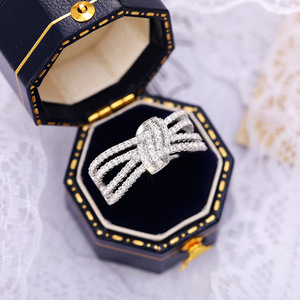 Anello alla Moda con Fiocco Stratificato, Elegante Gioiello con Zirconi per Donna, Stile Moderno per Uso Quotidiano - Product Image 6