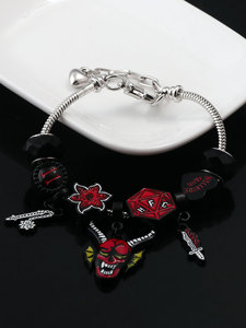 Pulsera <span class=keywords><strong>de</strong></span> moda con temática Hellfire <span class=keywords><strong>Club</strong></span>, pulsera con dijes <span class=keywords><strong>de</strong></span> dados y espadas <span class=keywords><strong>de</strong></span> esmalte negro y rojo, <span class=keywords><strong>pulseras</strong></span> retro <span class=keywords><strong>de</strong></span> película para chicas - Product Image 2