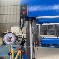 Machine de pressage de vulcanisation pour caoutchouc silicone, équipement d'usine pour le moulage par compression de joints toriques et de garnitures de dégazage pour capots de presse