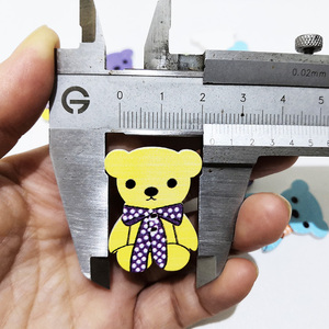 Hot bán hai lỗ màu phẳng trở lại may gỗ Bowknot gấu nút cho trẻ em trang trí - Product Image 3