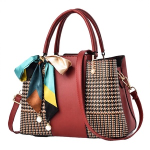 กระเป๋าโท้ทลำลองแบบพกพาสีดำทันสมัย ทนทาน ผลิตจากหนัง PU ขนาดใหญ่ สีสันสดใส สำหรับผู้หญิง ปิดด้วยซิป บุด้วยโพลีเอสเตอร์ ลายพิมพ์ภูมิทัศน์ พร้อมพู่ห้อย - Product Image 3