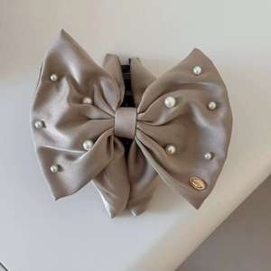 กิ๊บติดผมรูปโบว์ผ้าซาตินประดับมุกสุดหรูสำหรับผู้หญิงและเด็กผู้หญิง เครื่องประดับผมคุณภาพสูง - Product Image 6