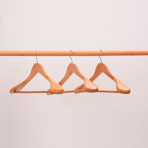 Cintre en bois avec logo personnalisé en gros support bon marché présentoir de vêtements en or cintres en bois pour vêtements - Product Image 1