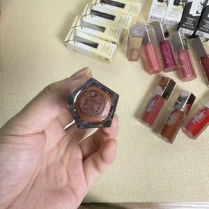 ลิปกลอส 9 สี เนื้อฉ่ำวาว 9 มล. บำรุงริมฝีปากให้อวบอิ่ม ติดทนนาน ไม่เหนียวเหนอะหนะ ให้ความเงางามแบบกระจก เหมาะกับทุกสีผิว - Product Image 3