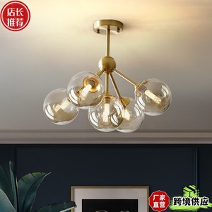 En <span class=keywords><strong>la</strong></span> sala de estar nórdica hay un mágico candelabro de cristal con forma de frijol, una cama de lujo ligero y una zona de comedor. - Product Image 1