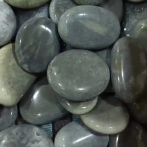 Diseño moderno Piedra natural caída y pulida Guijarros de adoquín gris ahumado de gran tamaño para decoración de jardín y hogar - Product Image 1