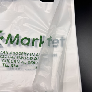 Vente en gros de sacs de transport de t-shirts personnalisés en HDPE pour les achats de supermarchés avec logo vert imprimé flexo pour les expositions - Product Image 5