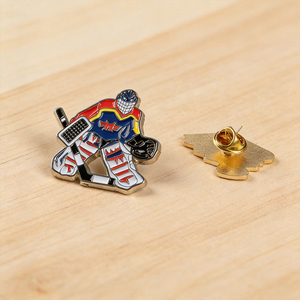 Pins de esmalte creativos personalizados con dibujos animados, insignias metálicas personalizadas estilo anime para gorras y ropa. - Product Image 4