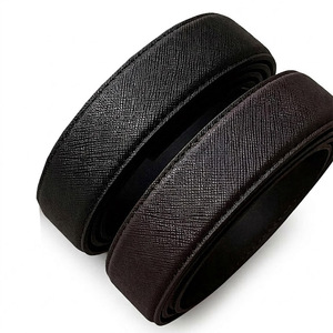 Correa de cuero vacuno Saffiano negra/marrón AT-30-130 de origen coreano, 30 mm x 130 cm, sin orificios para hebilla automática de trinquete. - Product Image 5