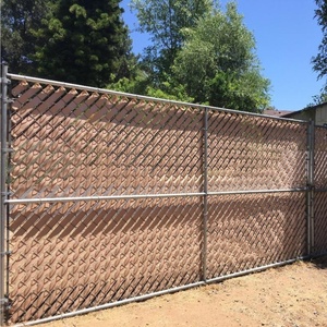 Clôture à lattes de protection de la vie privée et de la sécurité, spécialement conçue pour le bord des pelouses de jardin dans l'aménagement paysager - Product Image 1