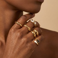 YF5113 Vente en gros de bijoux minimalistes imperméables et résistants au ternissement, anneaux de doigt en acier inoxydable plaqué or 18 carats avec zirconiums entièrement sertis, cadeau pour femmes