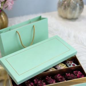 Caja <span class=keywords><strong>de</strong></span> Regalo <span class=keywords><strong>de</strong></span> Cartón Blanco con Logotipo Estampado en Lámina Dorada Personalizada para Dulces y Chocolates - Product Image 2