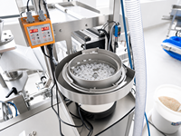 Machine d'emballage automatique de café en poudre et de grains de café avec alimentation sous vide et applicateur de valve de dégazage 10-25/min