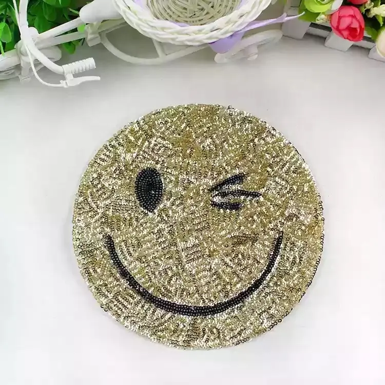 Nuovo fronte di smiley ORO patch di PAILLETTES cucire vestiti di patch applique FAI DA TE accessori di abbigliamento smiley face patch