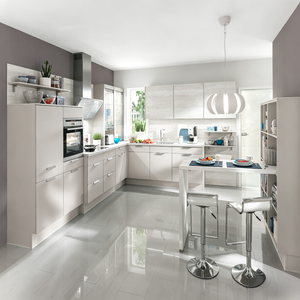 Meubles de cuisine contemporains gris clair sans poignées avec portes vitrées, <span class=keywords><strong>four</strong></span> encastré et aménagement ouvert pour la salle à manger - Product Image 1