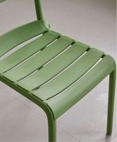 Chaise de salle à manger empilable en PP coloré, dossier à lattes, style nordique moderne, ergonomique, pour restaurant, café, bistrot, hôtel, vente en gros