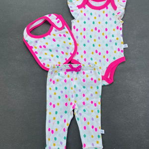Conjunto de tres piezas original para bebé niña 2026: mono, pantalón y camiseta de algodón de punto con diseño estampado y etiqueta en el cuello. - Product Image 1