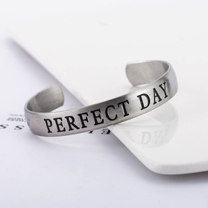 กำไลข้อมือรูปตัว C แบบเปิด ทำจากไทเทเนียมสลักลาย Perfect Day ของขวัญเครื่องประดับสำหรับทุกเพศ - Product Image 1