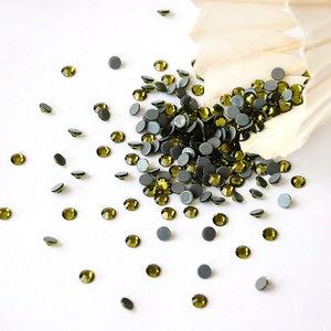 Pegamento de diamantes de imitación de Olivine de cristal para decoración de prendas de vestir, venta al por mayor - Product Image 1