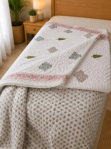 Edredón Ligero de Algodón Estampado Bohemio con Bloques Florales Hechos a Mano, Manta de Cama India Razai para el Hogar - Product Image 3