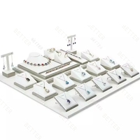 Haut de gamme blanc argent personnalisé gratuit combinaison bijoutiers affichage collier boucles d'oreilles anneau bracelet vitrine en cuir Pu bijoux plateau ensemble