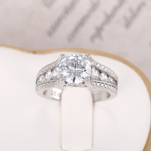 Anello classico con pietra rotonda a quattro punte per donna, design geometrico intarsiato, gioielli alla moda per feste - Product Image 2