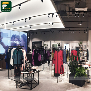 Étagère de présentation de vêtements en métal avec étagère en verre, présentoir pour boutique - Product Image 2