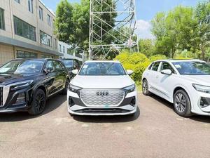 <span class=keywords><strong>Audi</strong></span> <span class=keywords><strong>Q4</strong></span> E-tron 40 SUV électrique d'occasion 2024, longue autonomie, version premium, prêt à l'exportation, blanc sur noir - Product Image 1