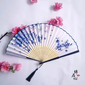 Éventail pliant portable en bambou de style chinois, artisanat d'art populaire sculpté avec décorations imprimées pour les fêtes - Product Image 5