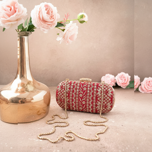 Pochette brodée cramoisie avec travail Zari détaillé et longue chaîne en or pour porter des vêtements ethniques disponibles aux prix de gros. - Product Image 1