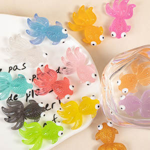 Promotion spéciale miniature <span class=keywords><strong>petit</strong></span> <span class=keywords><strong>poisson</strong></span> <span class=keywords><strong>rouge</strong></span> 3D résine Microlandscraft <span class=keywords><strong>poisson</strong></span> résine accessoires lueur dans l'obscurité breloques pour la décoration - Product Image 6