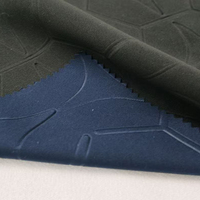 Fournisseur de tissus pour vestes de sport d'extérieur en polyester 100% teint, gaufré 3D géométrique