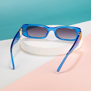 Lunettes de soleil chics pour femmes, petite monture, UV400, matériau PC, classe 2, style tendance et à la mode pour un usage quotidien - Product Image 1