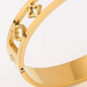 Bracciale a Polsino con Lettera V in Acciaio Inossidabile Placcato Oro Angelina, Gioiello Unisex alla Moda, Idea Regalo - Product Image 5
