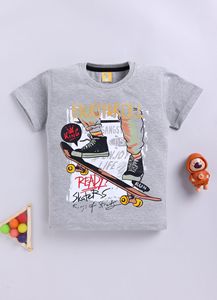 T-shirt pour garçons en coton pur imprimé, couleur gris, avec un design graphique cool sur le thème du skateboard, impression typographique élégante, t-shirt doux - Product Image 3