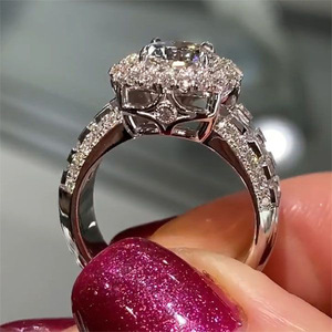 Anello in Argento con Cristalli Pavé per Donne, Elegante Accessorio Moda per Uso Quotidiano e Feste - Product Image 3