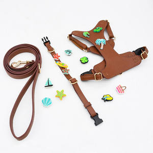 Rifornito di lusso personalizzato in morbida pelle carino Pet petto cane imbracatura e guinzaglio con adesivo dei cartoni animati emblema Pet petto all'ingrosso - Product Image 3
