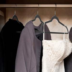 Cintres en velours noir antidérapants pour enfants, idéaux pour costumes et manteaux – Nouveauté très demandée - Product Image 3