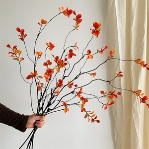 Muyu Chronicles Branches artificielles en feuilles d'érable, fleurs en soie rouge-orange, décoration de Thanksgiving, ornement de salon, branche unique - Product Image 1