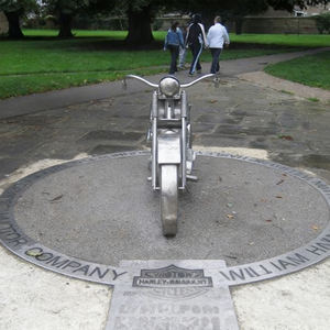 플라워 로고가 특징인 신학기 맞춤 프린트, 현대적인 야외 스테인리스 스틸 오토바이 조각상 페인팅 금속 공예품 - Product Image 6