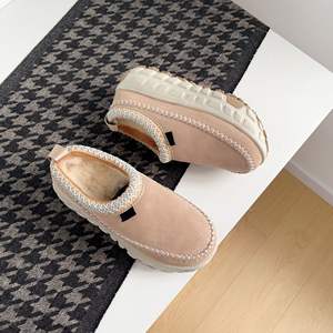 Nouvelles Bottes d'Hiver 2026 pour Femme en Cuir Véritable, Style Uggs, Semelles Intégrées, Doublure Chaude en Coton et Fourrure Huilée - Product Image 3