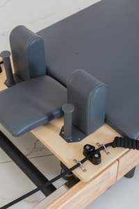 Remols lipat Studio Maple komersial kasur Pilates kayu tenang halus lipat Pilates remantan tempat tidur Pilates lipat - Product Image 3