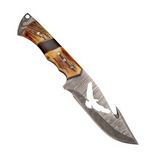 Cuchillo de caza artesanal de acero de Damasco con hoja de punta caída, mango de asta y virola dorada, a la venta a un precio razonable. - Product Image 1
