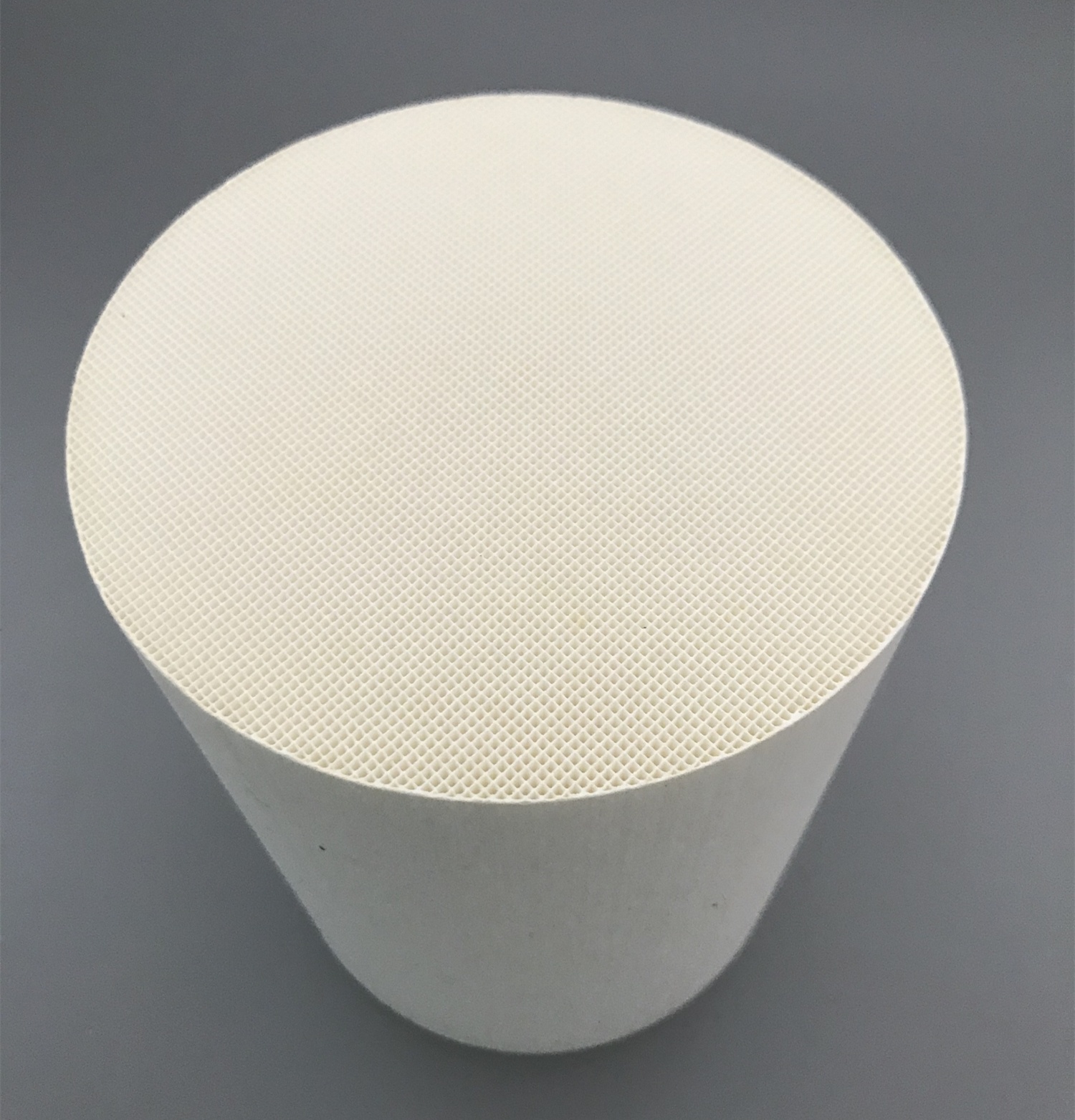 керамический носитель катализатора. керамический фильтр катализатор. керамический катализатор. каталитическая керамика. керамический катализатор.