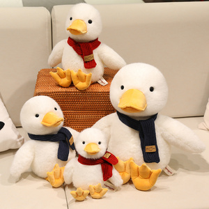 Nuevo Pato de Peluche con Bufanda, Animal de Peluche, Regalo de Año Nuevo, Decoración para el Hogar, Muñeco de Pato Sentado Suave - Product Image 2