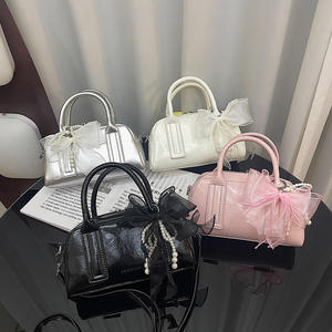 Sac à bandoulière Y2K tendance pour femme en cuir PU avec nœud perlé, sac fourre-tout à porter sous le bras - Product Image 3