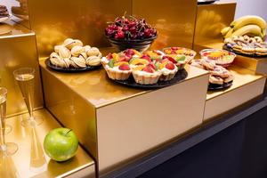 Factory Custom 4 Step Retângulo <span class=keywords><strong>Clear</strong></span> Display Cube Food <span class=keywords><strong>Table</strong></span> Branco Acrílico Catering Buffet Risers For Food Display Preto - Product Image 2