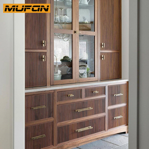 Gabinetes <span class=keywords><strong>de</strong></span> Cocina <span class=keywords><strong>de</strong></span> Madera <span class=keywords><strong>de</strong></span> Nogal con Acabado Marrón, Encimeras <span class=keywords><strong>de</strong></span> Mármol Estilo Shaker Delgado y Cajones con Detalles Acordonados - Product Image 1