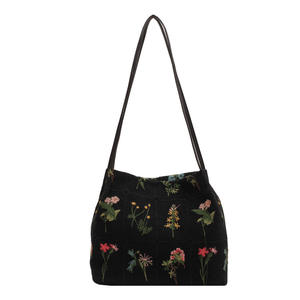 Sac seau en paille noir tendance YM pour femme, brodé de fleurs, imperméable, avec bandoulière en toile de coton brodée à la main - Product Image 5